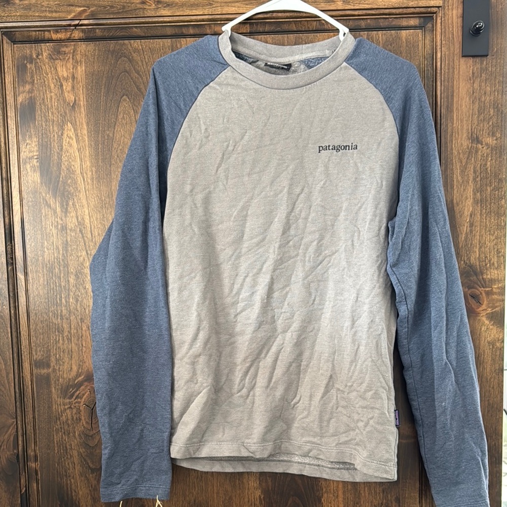 Patagonia Men's Gray and Blue Long Sleeve Shirt